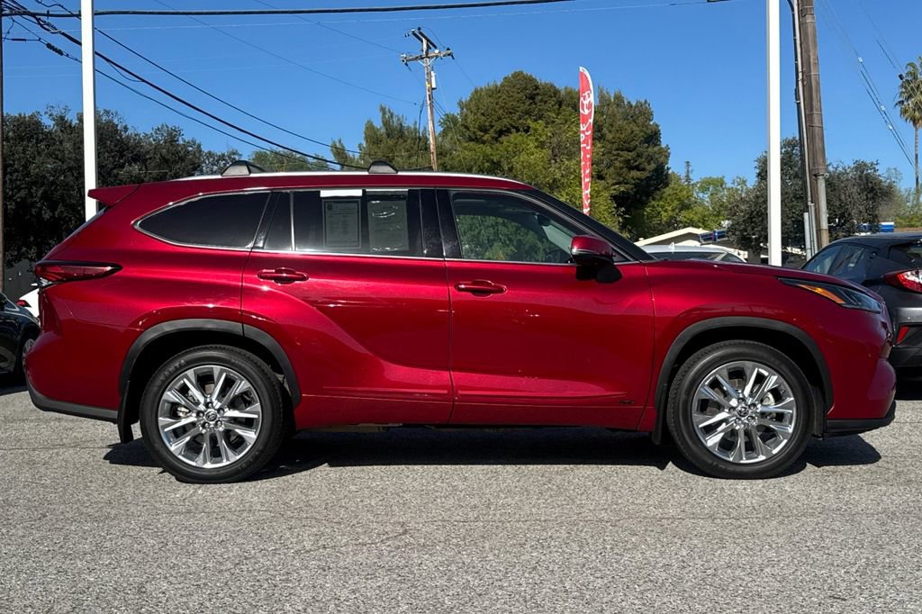 Used 2022 Toyota Highlander Limited AWD/4WD image 2