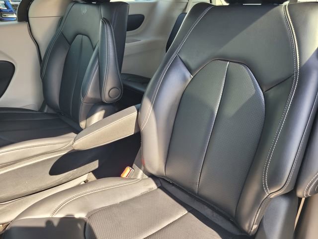 Used 2023 Chrysler Pacifica Touring-L image 15