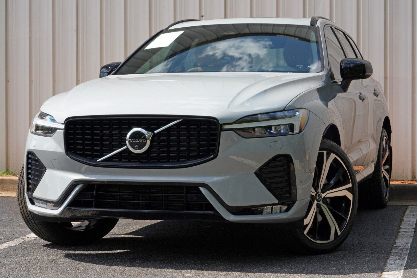 Used 2025 Volvo XC60 B5 Ultra w/ Climate Package PRO AWD/4WD image 3