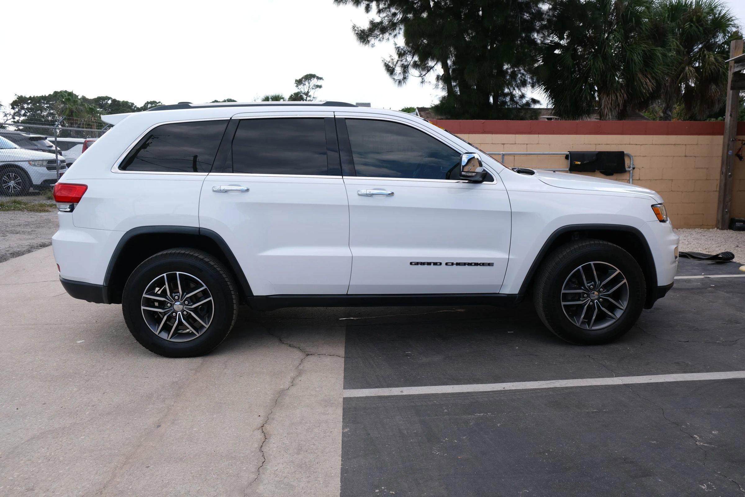 Used 2017 Jeep Grand Cherokee Limited w/ Trailer Tow Group IV RWD image 7
