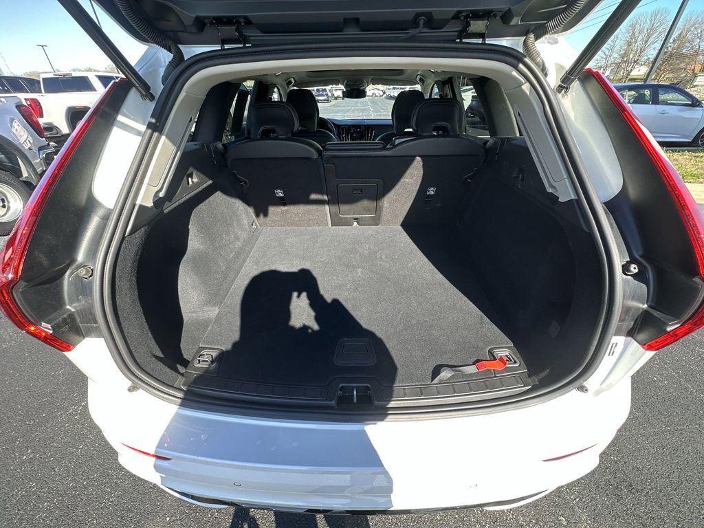 Used 2025 Volvo XC60 B5 Core image 24