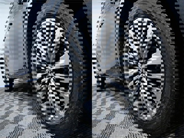 Used 2020 Toyota Highlander Platinum image 2