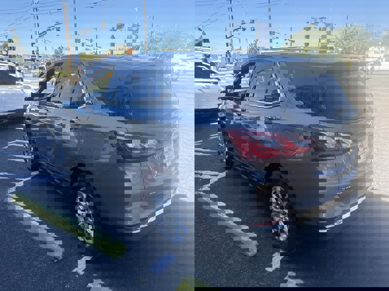 Used 2018 Chevrolet Equinox LT image 3