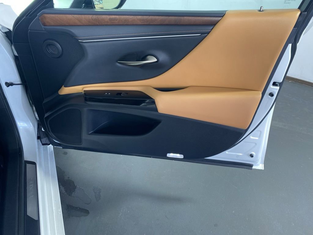 Certified 2023 Lexus ES 300h w/ Premium Package image 31