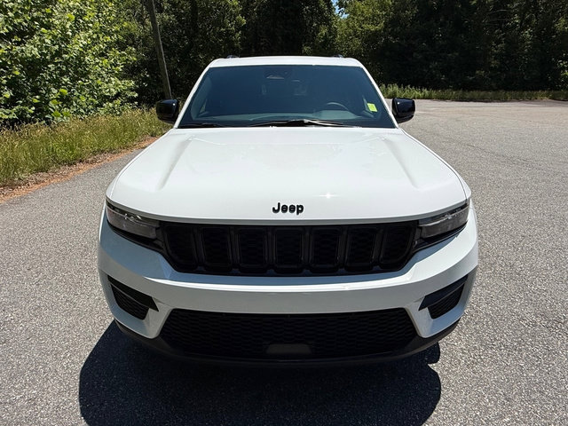 Used 2025 Jeep Grand Cherokee Altitude AWD/4WD image 3