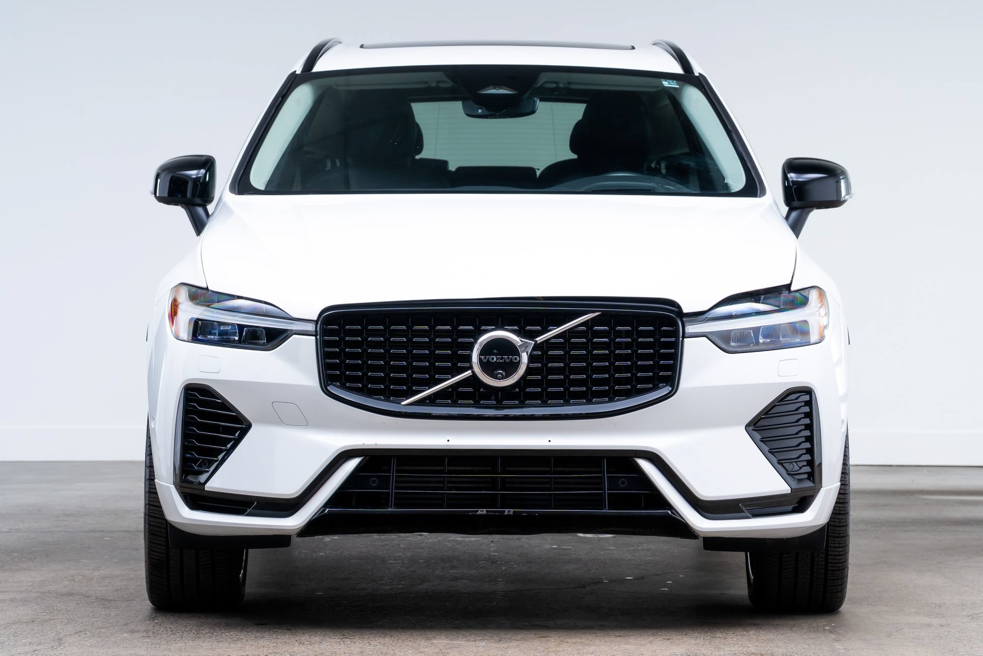 Used 2025 Volvo XC60 T8 Ultra w/ Protection Package Premier AWD/4WD image 2