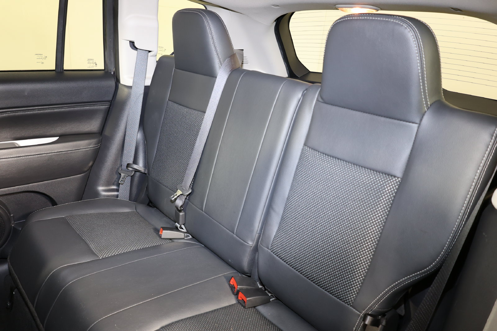 Used 2015 Jeep Compass Latitude w/ Sun/Sound Group FWD image 9