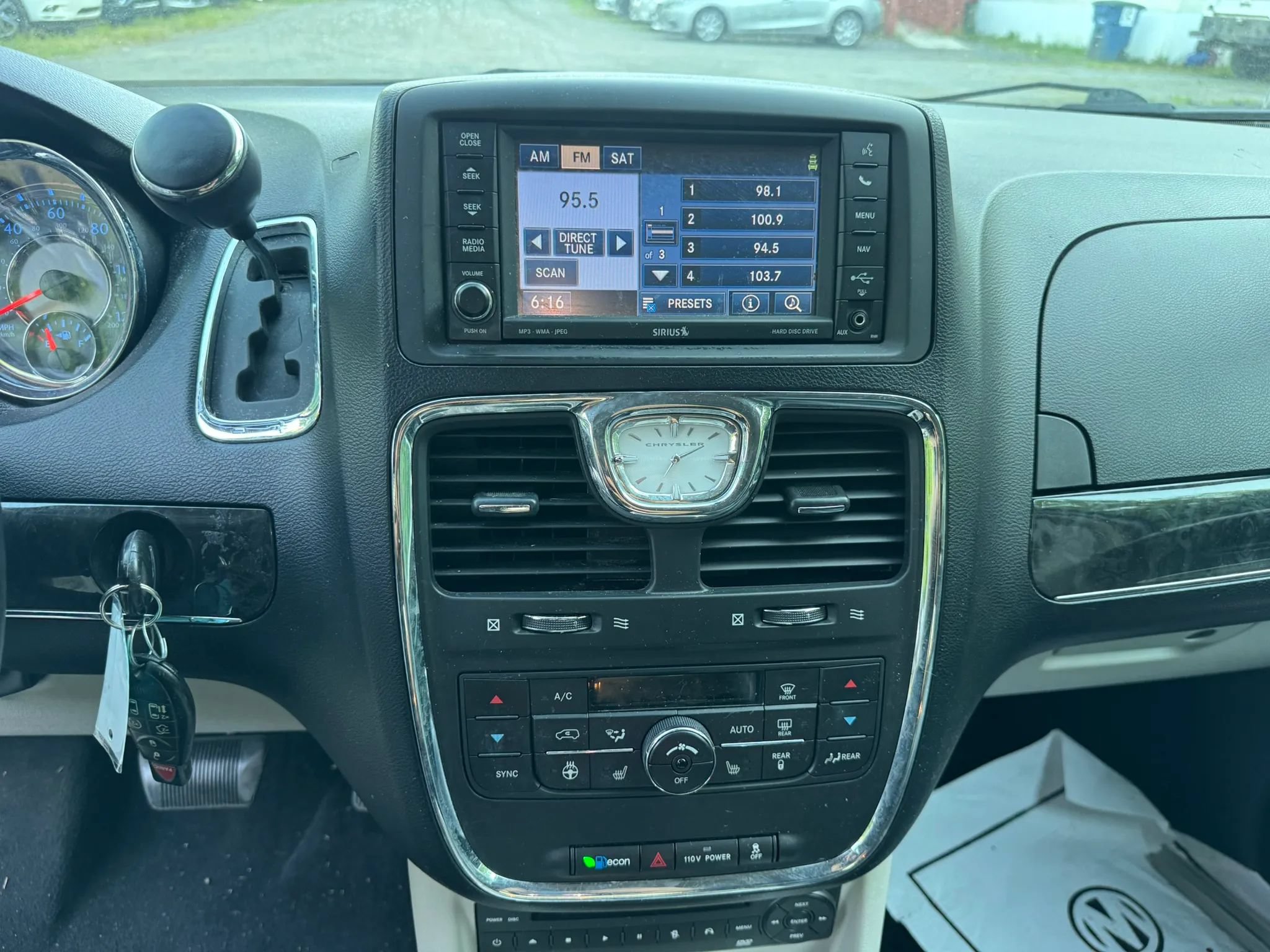 Used 2012 Chrysler Town & Country Limited w/ Luxury Group FWD image 15