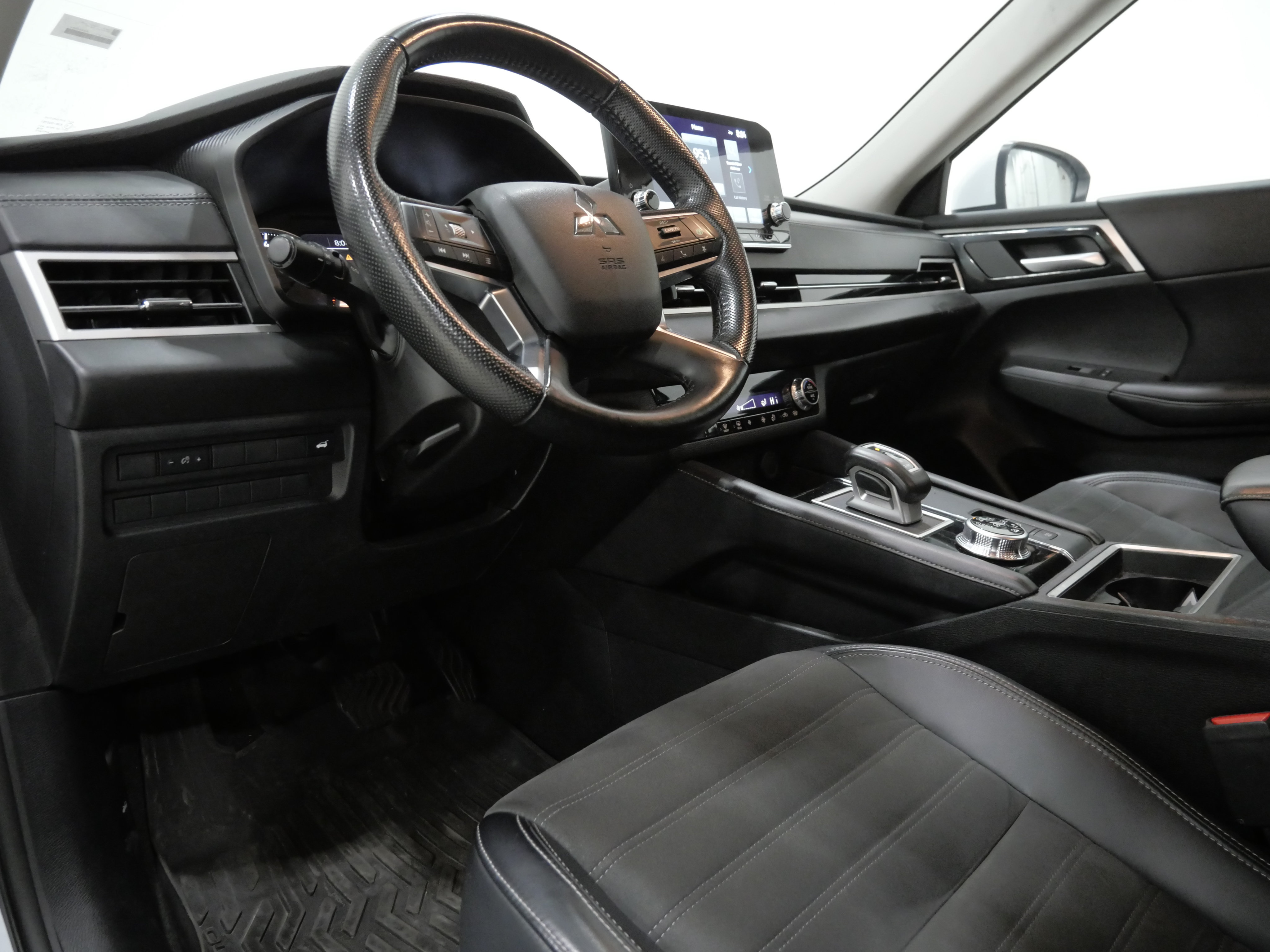 Used 2024 Mitsubishi Outlander AWD image 11