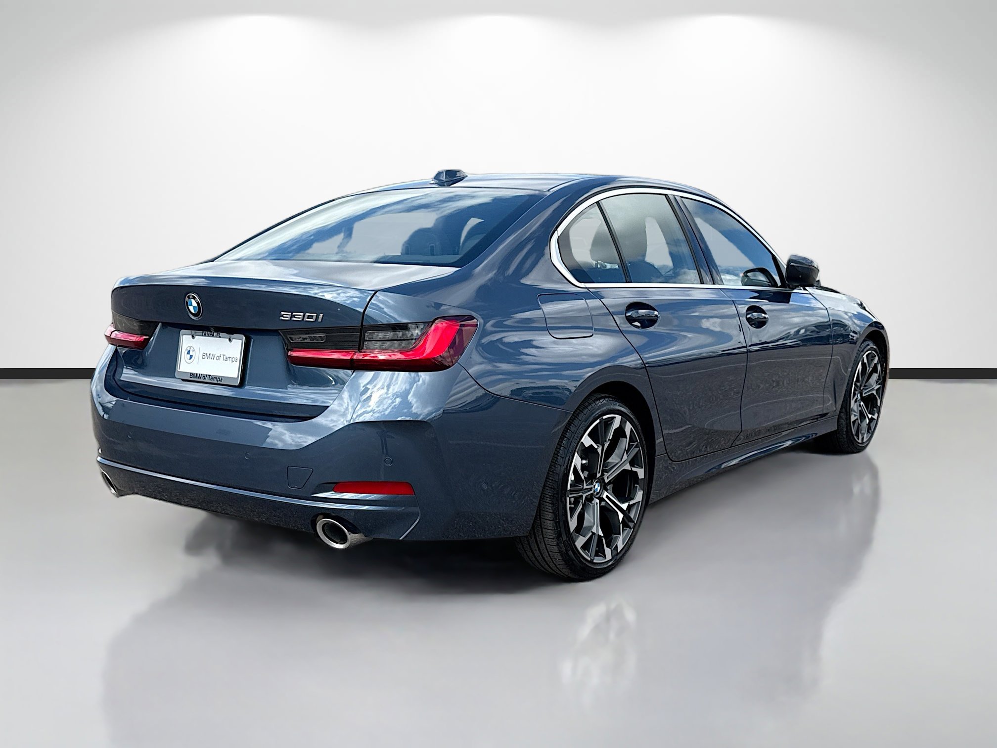 Used 2025 BMW 330i Sedan image 3