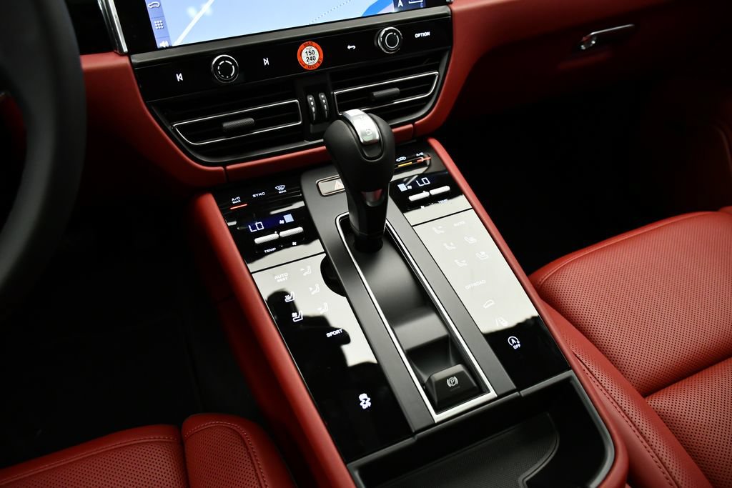 Certified 2026 Porsche Macan AWD/4WD image 33