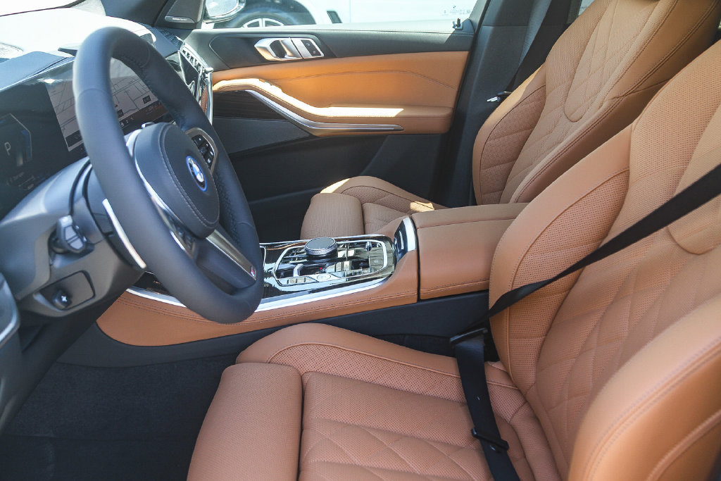 New 2026 BMW X5 xDrive50e w/ M Sport Package AWD/4WD image 13