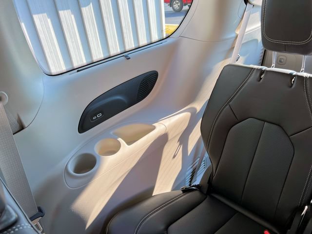 Used 2023 Chrysler Pacifica Touring-L w/ Uconnect Theater Family Group FWD image 25