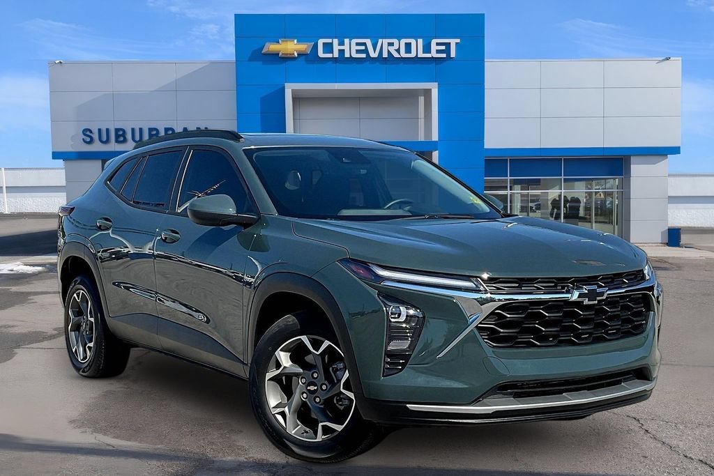 Used 2025 Chevrolet Trax LT w/ Sunroof Package FWD image 2