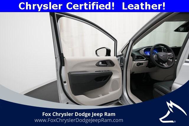 Certified 2024 Chrysler Pacifica Touring-L image 28