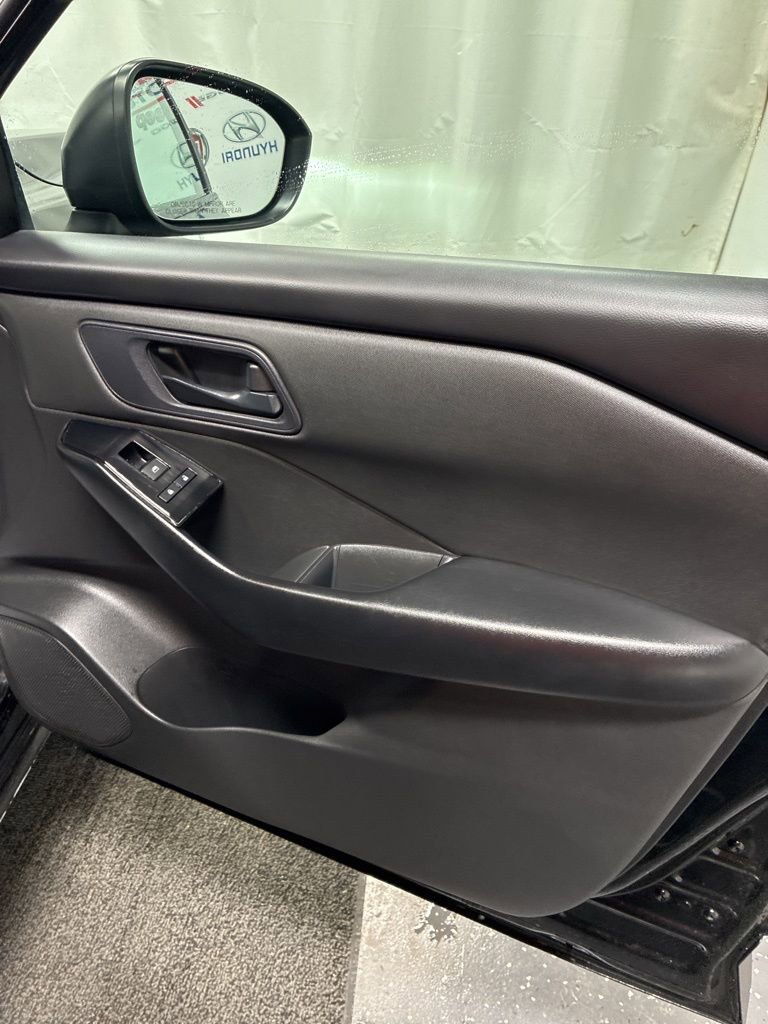 Used 2024 Nissan Rogue S image 29