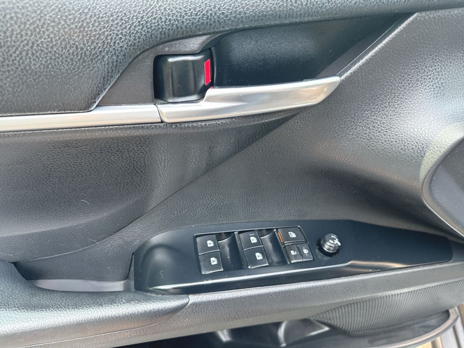 Used 2019 Toyota Camry SE FWD image 9
