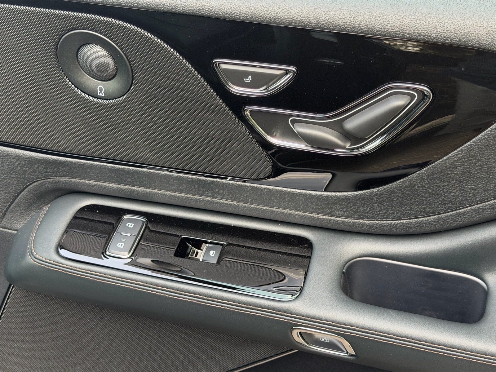 New 2026 Lincoln Aviator AWD image 13