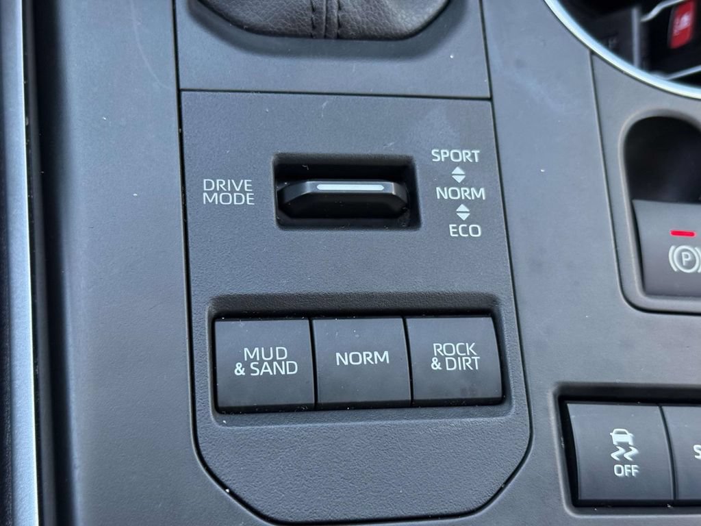 Used 2021 Toyota Highlander XLE AWD/4WD image 27
