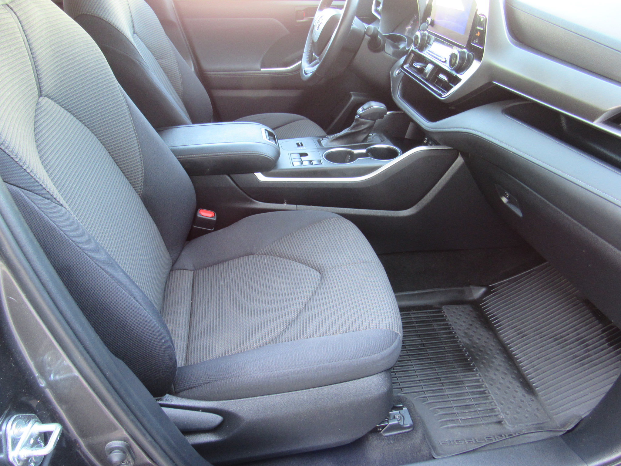 Used 2023 Toyota Highlander LE FWD image 27