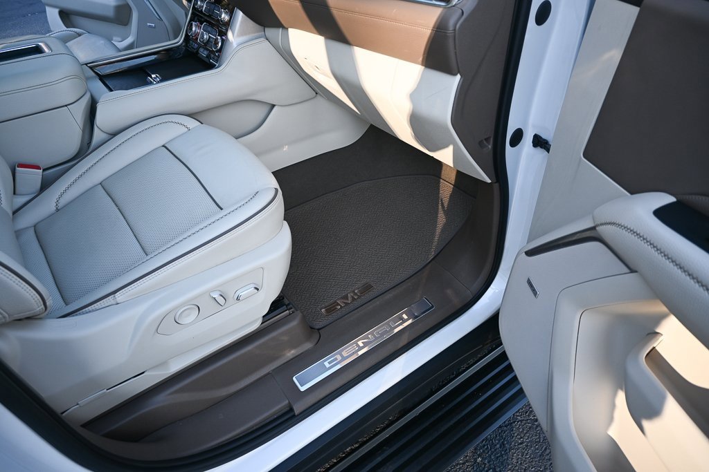 Used 2023 GMC Yukon Denali w/ Denali Reserve Package image 22
