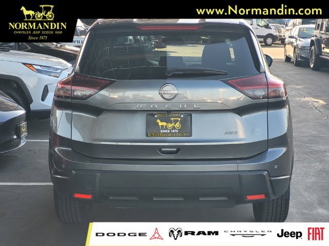 Used 2025 Nissan Rogue SV AWD/4WD image 4
