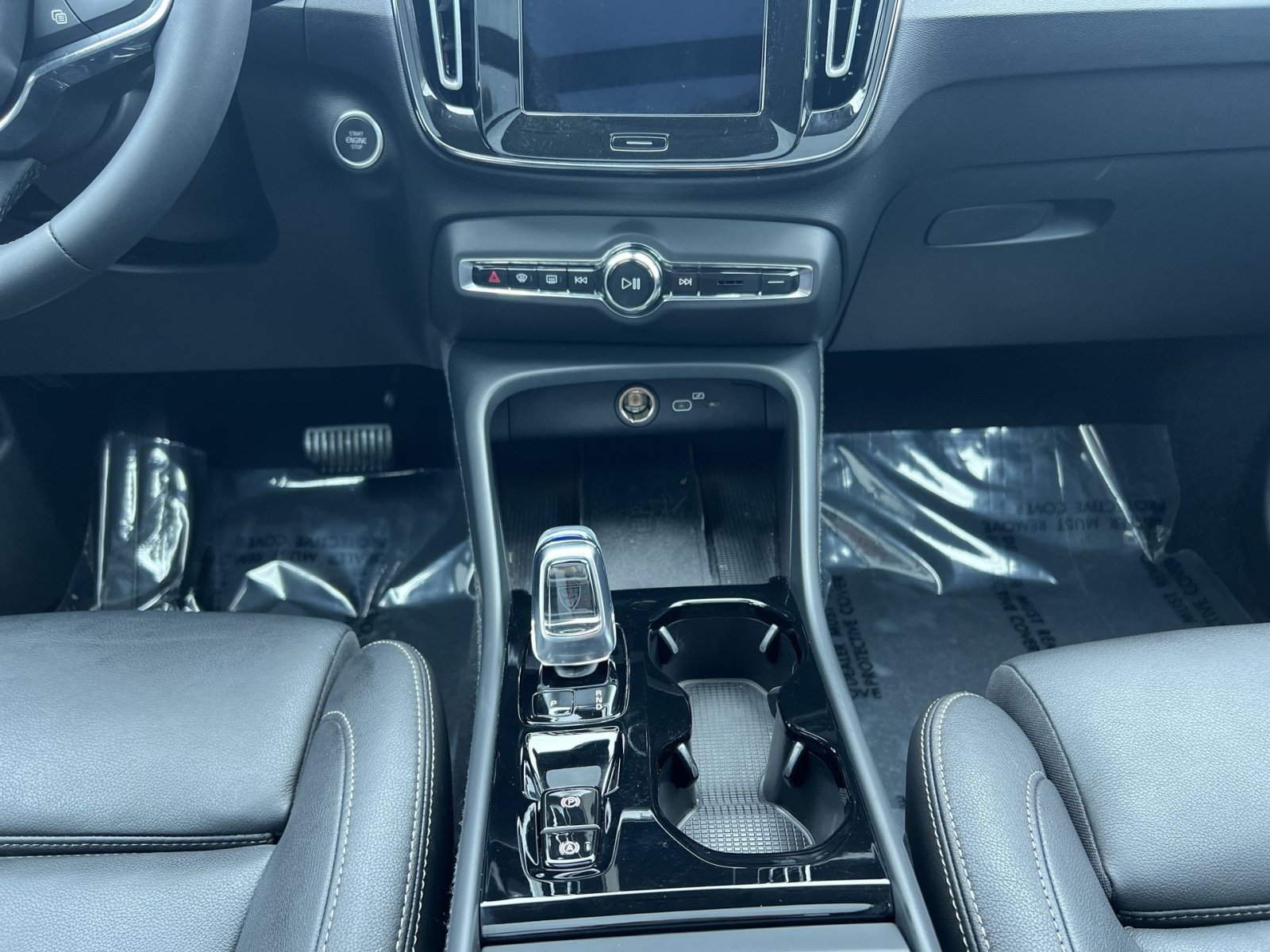 Certified 2024 Volvo XC40 B5 Plus w/ Climate Package AWD/4WD image 22