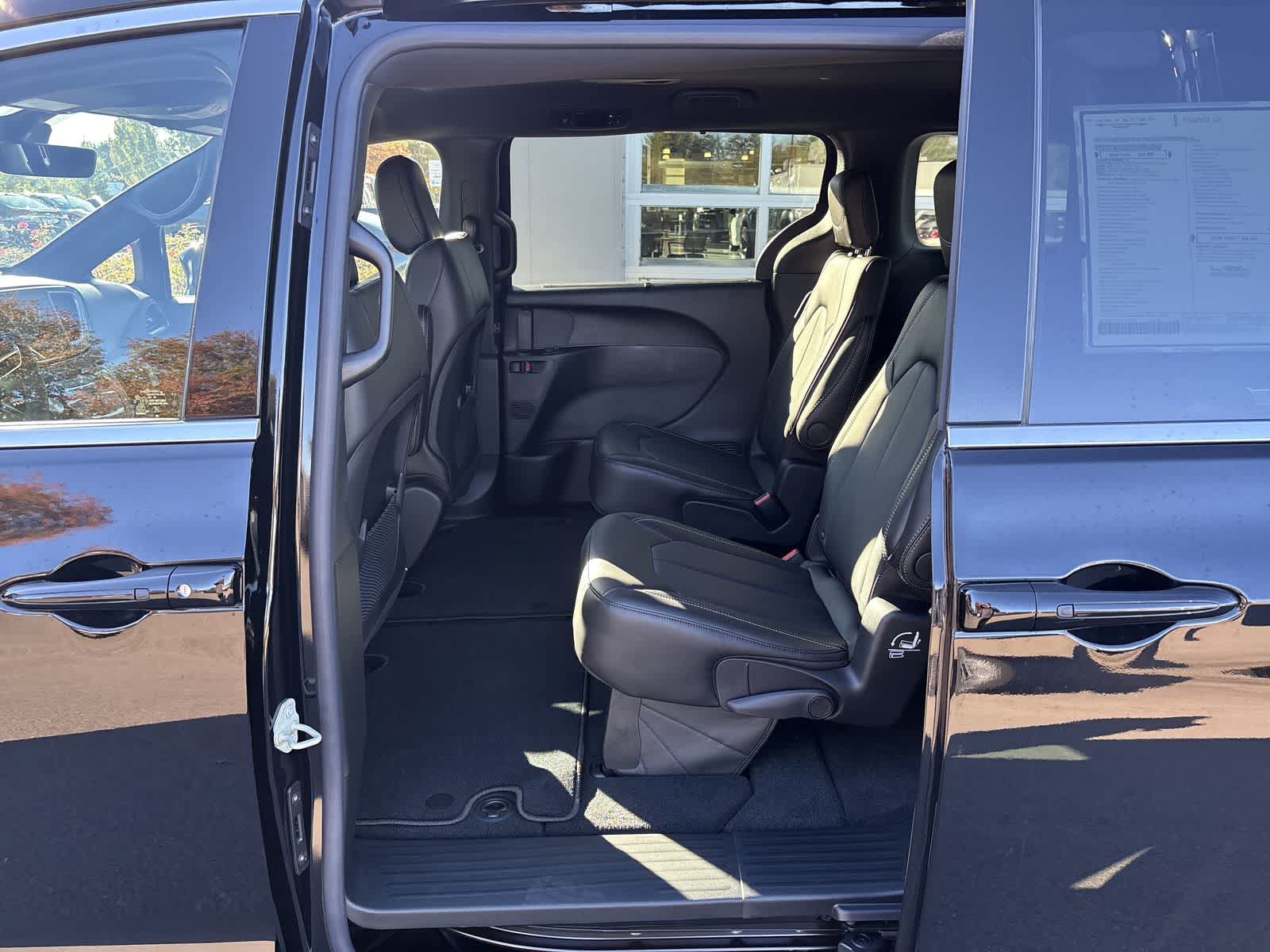 New 2027 Chrysler Pacifica LX FWD image 11