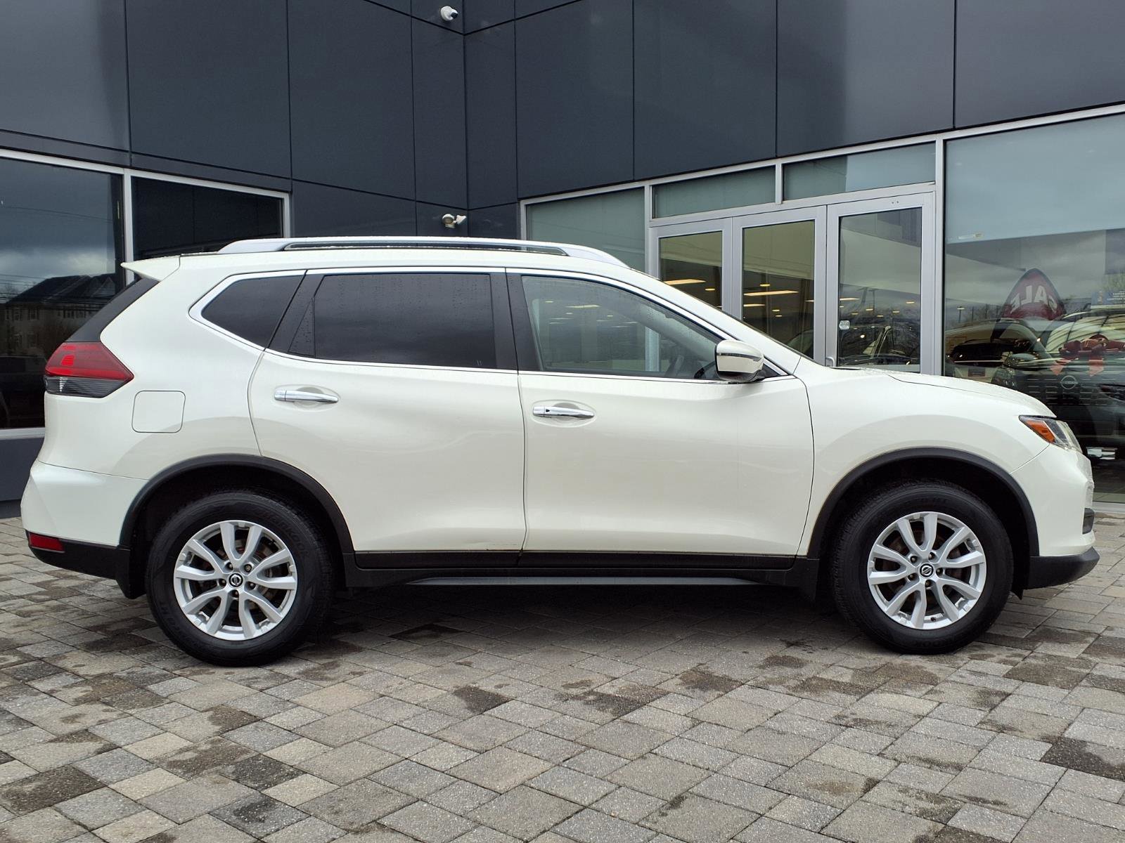 Certified 2018 Nissan Rogue SV image 2