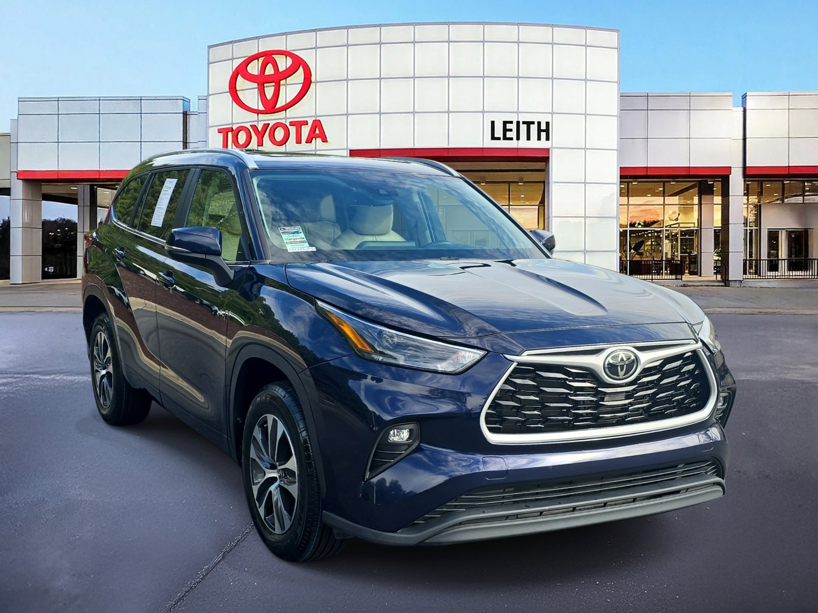 Used 2023 Toyota Highlander XLE image 3