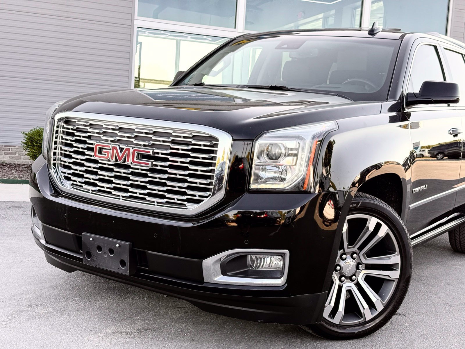 Used 2020 GMC Yukon Denali w/ Denali Ultimate Package AWD/4WD image 2