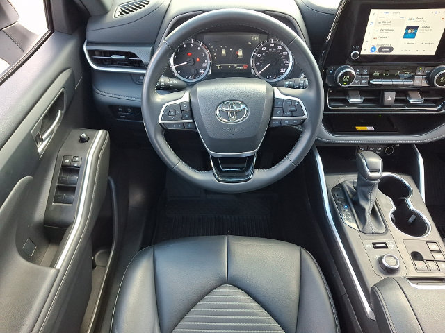 Used 2024 Toyota Highlander XSE AWD/4WD image 3