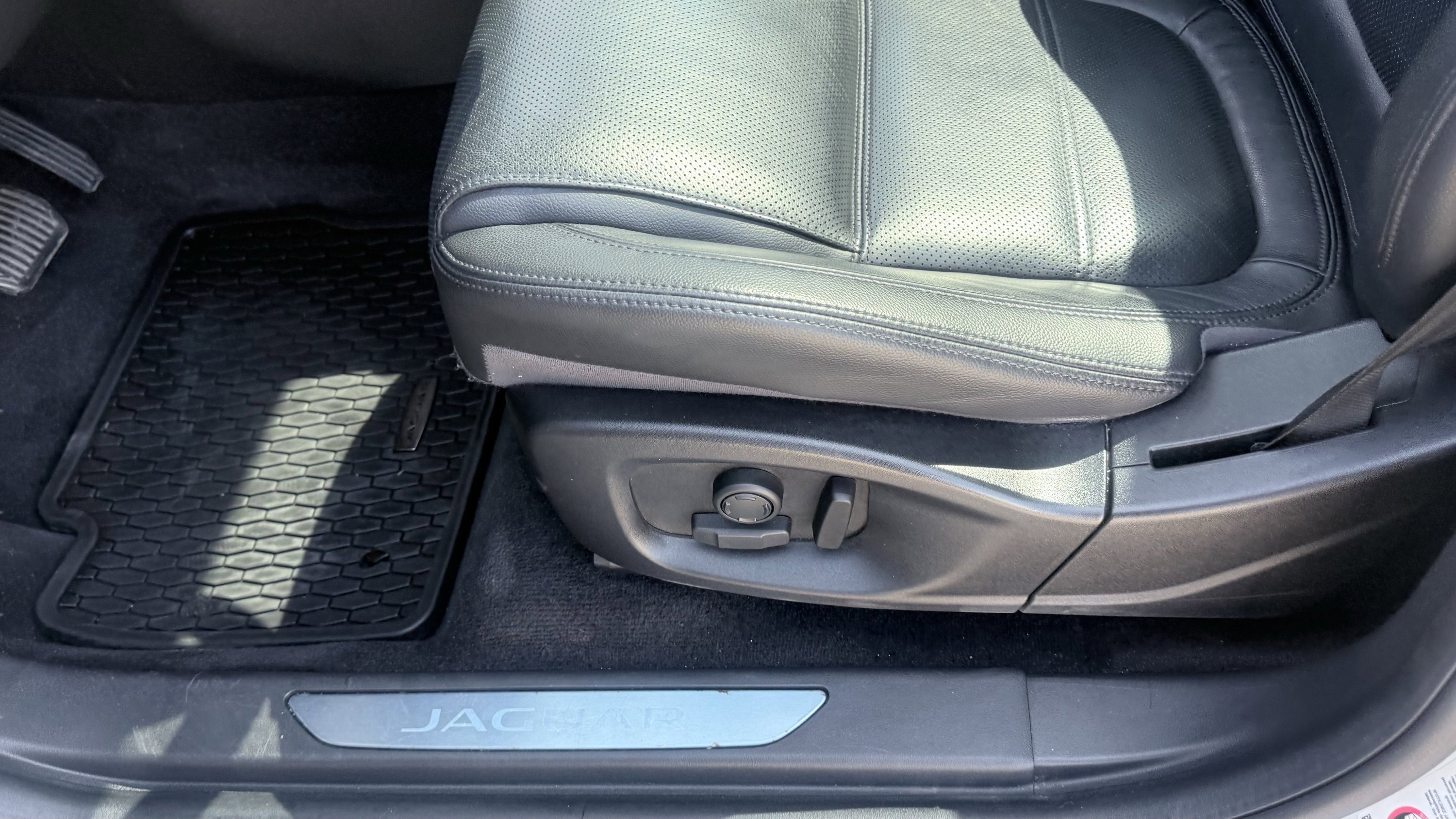 Used 2020 Jaguar E-PACE SE image 25