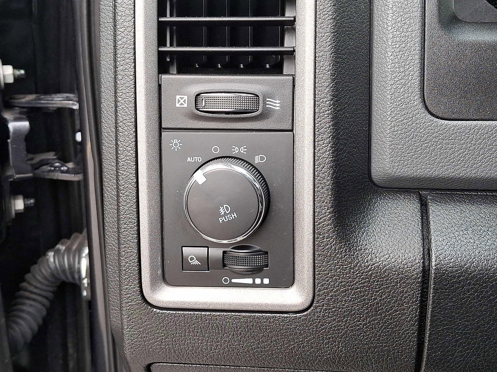Used 2018 RAM 1500 Express AWD/4WD image 25