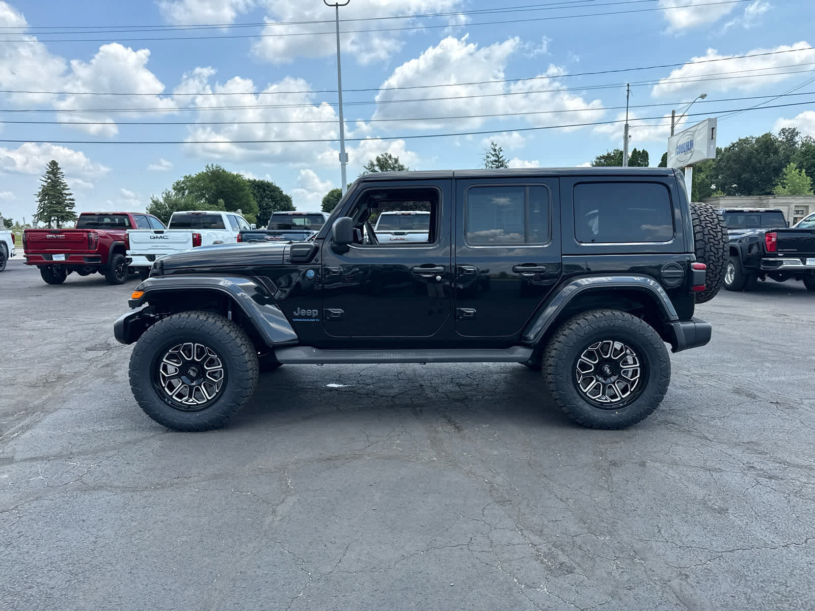 Used 2025 Jeep Wrangler Unlimited Sahara AWD/4WD image 2