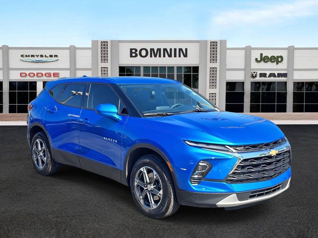 Used 2025 Chevrolet Blazer LT image 2