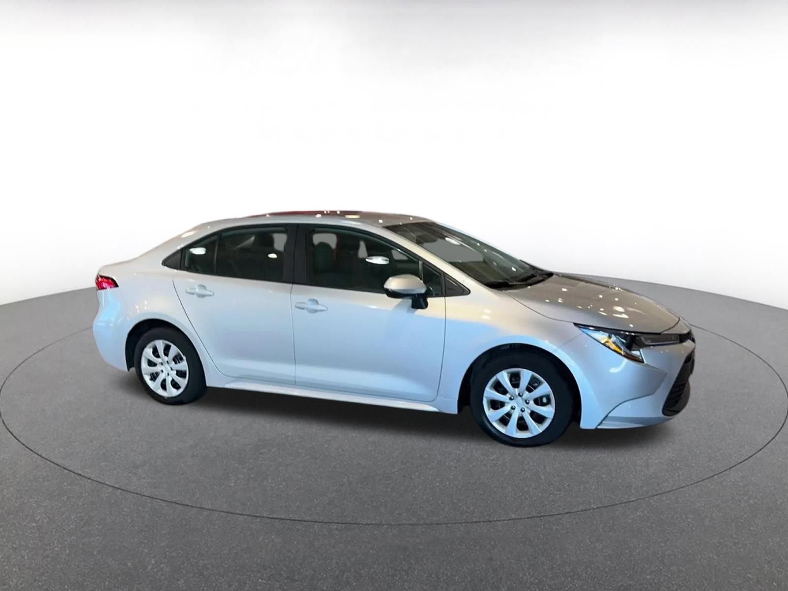 Used 2025 Toyota Corolla LE image 2