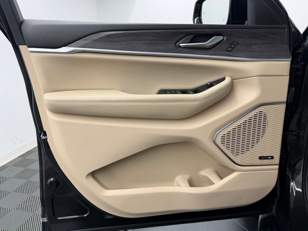 Used 2023 Jeep Grand Cherokee Limited w/ Luxury Tech Group II image 17