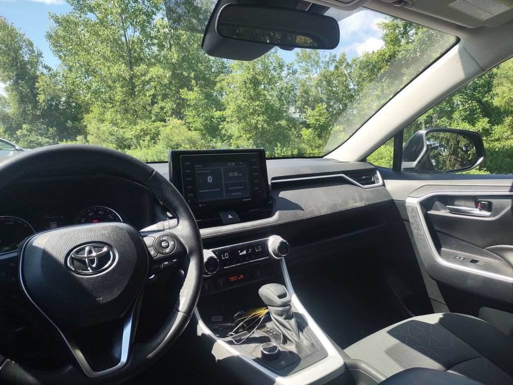 Used 2020 Toyota RAV4 XLE w/ XLE Grade Weather Package AWD/4WD image 9