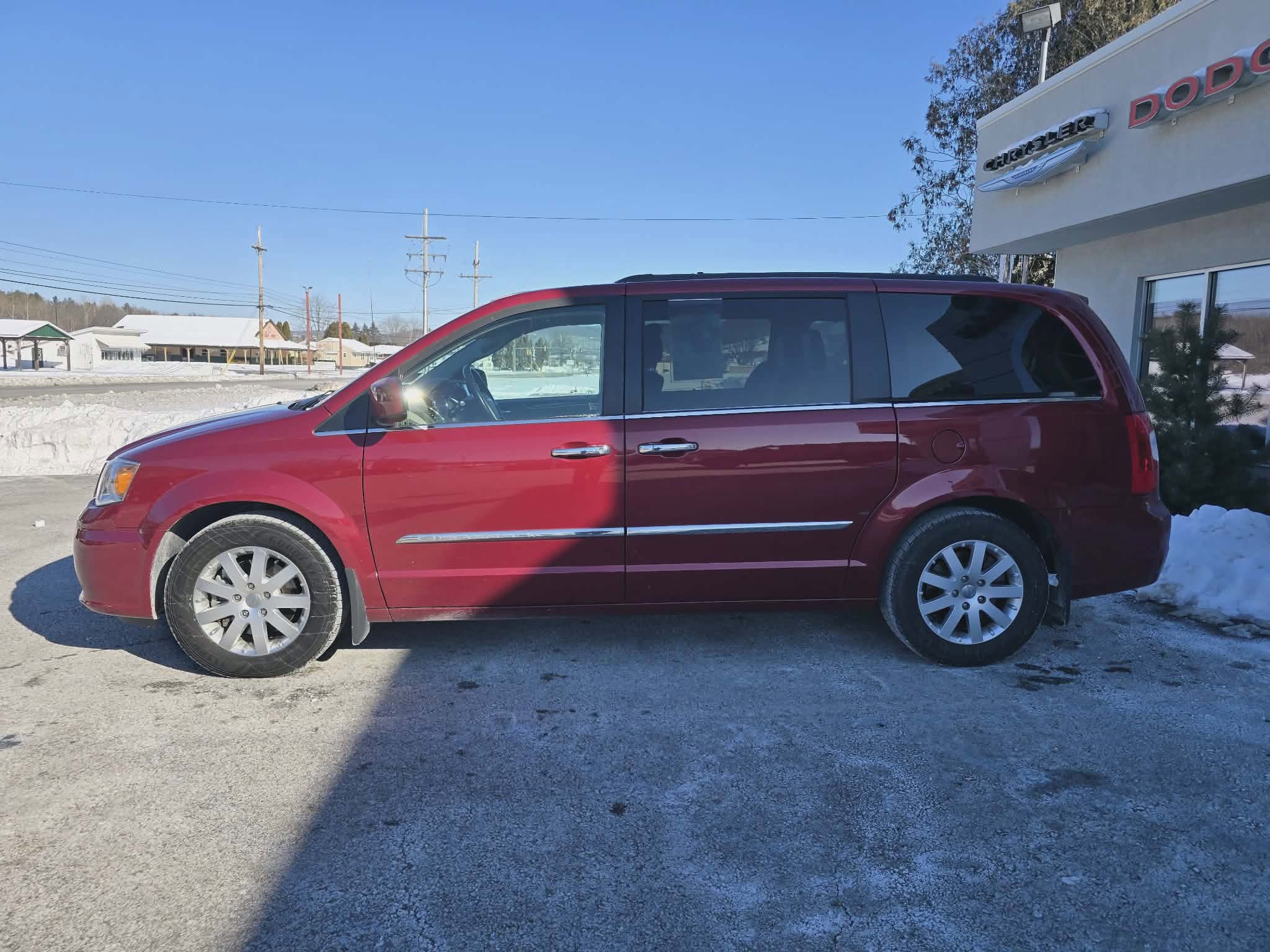 Used 2015 Chrysler Town & Country Touring w/ Driver Convenience Group image 6