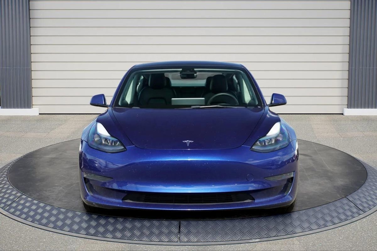 Used 2023 Tesla Model 3 Standard Range image 2