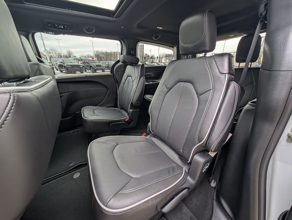 New 2026 Chrysler Pacifica Limited w/ S Appearance Package image 16