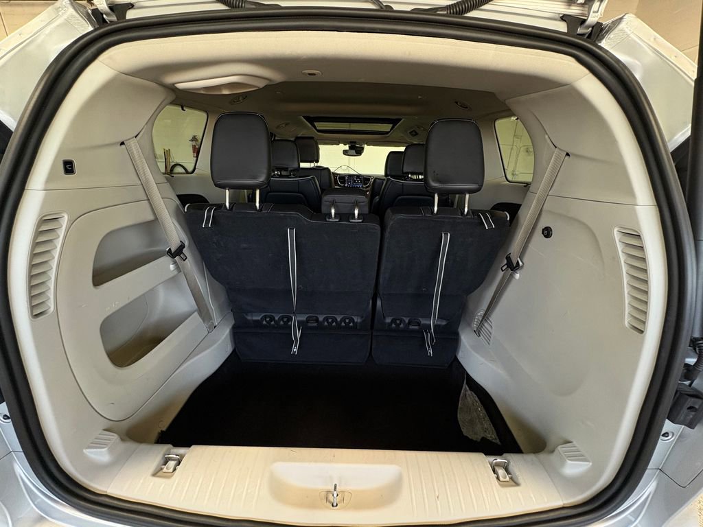 Used 2024 Chrysler Pacifica Limited image 32