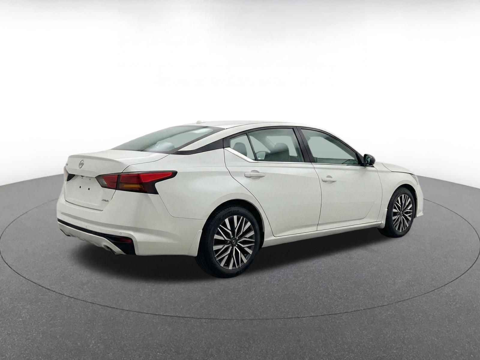 Used 2025 Nissan Altima 2.5 SV FWD image 9
