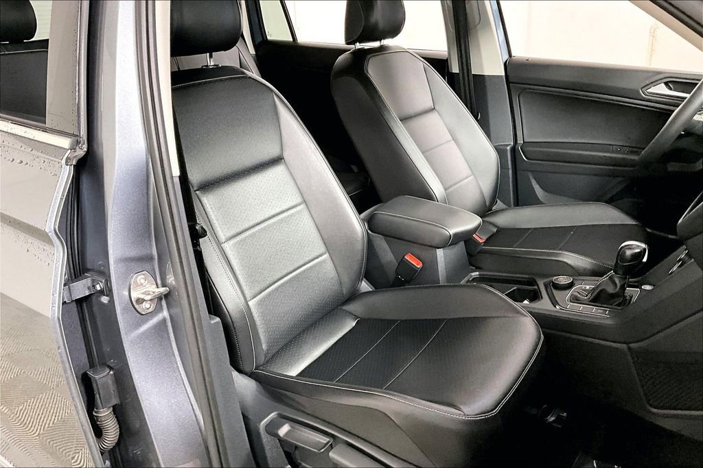 Used 2021 Volkswagen Tiguan SE w/ Panoramic Sunroof Package image 7