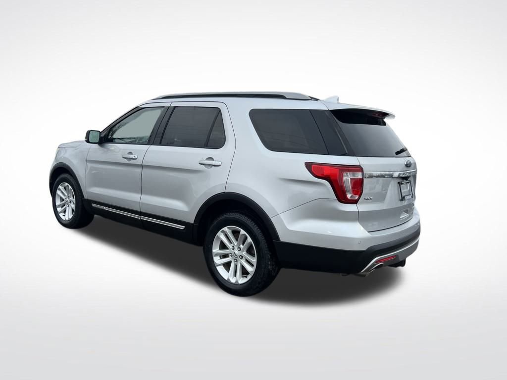 Used 2017 Ford Explorer XLT w/ Equipment Group 202A image 3