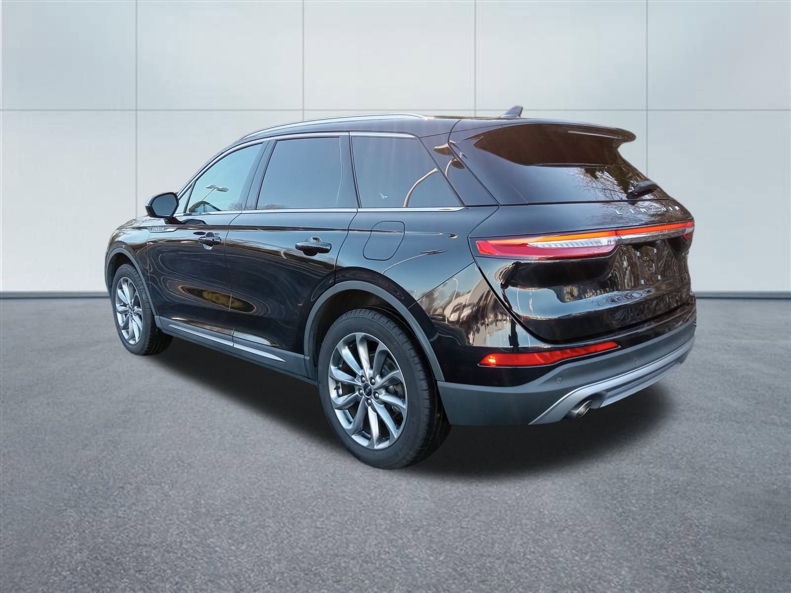 Used 2020 Lincoln Corsair Standard w/ Premium Package image 3