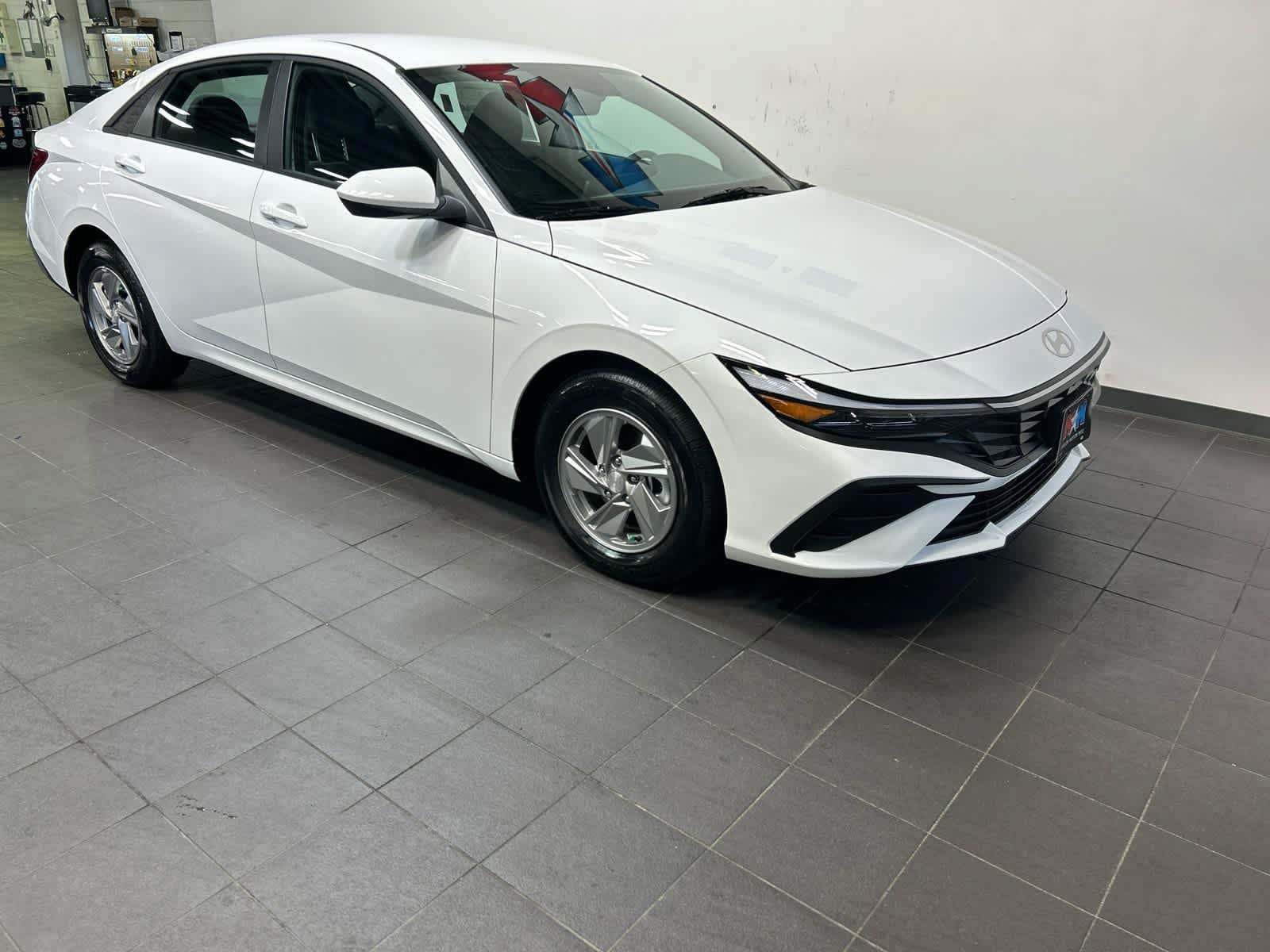 New 2026 Hyundai Elantra SE FWD image 2