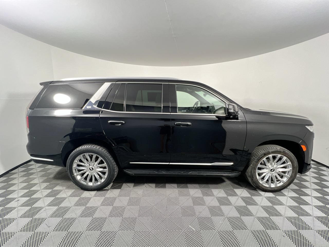 Used 2024 Cadillac Escalade Premium Luxury RWD image 2