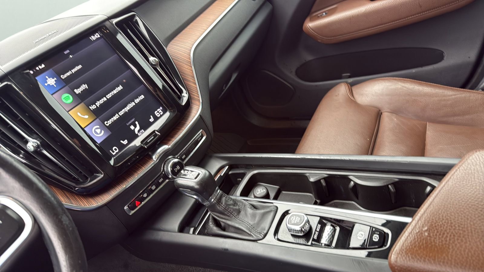 Used 2019 Volvo XC60 T5 Momentum w/ Multimedia Package AWD/4WD image 20